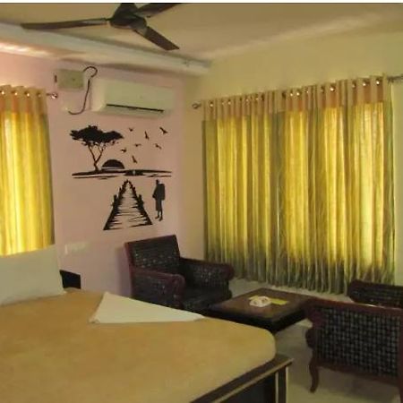 היידראבד Maruthi Residency Inn & Restaurant מראה חיצוני תמונה